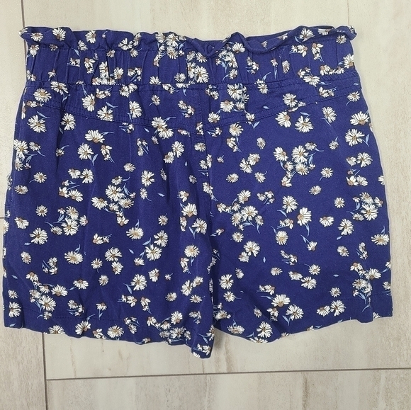 THREAD + Supply Blue Floral Paperbag Shorts - Size Medium - Picture 2 of 5